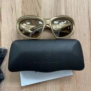 Balenciaga | Accessories | Balenciaga D Frame Wrap  display picture 1